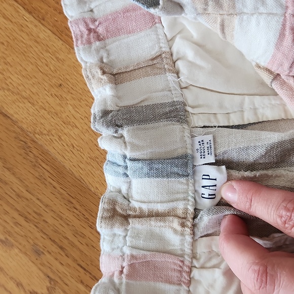 Gap Linen Shorts - Picture 2 of 5